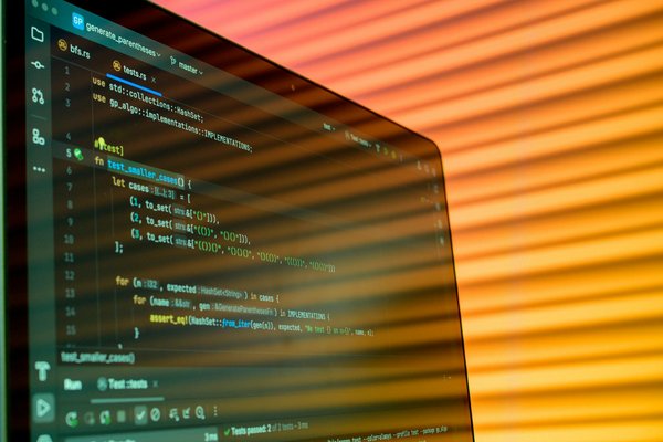 Welche Tipps gibt es für nachhaltiges Einkaufen in der Modebranche?